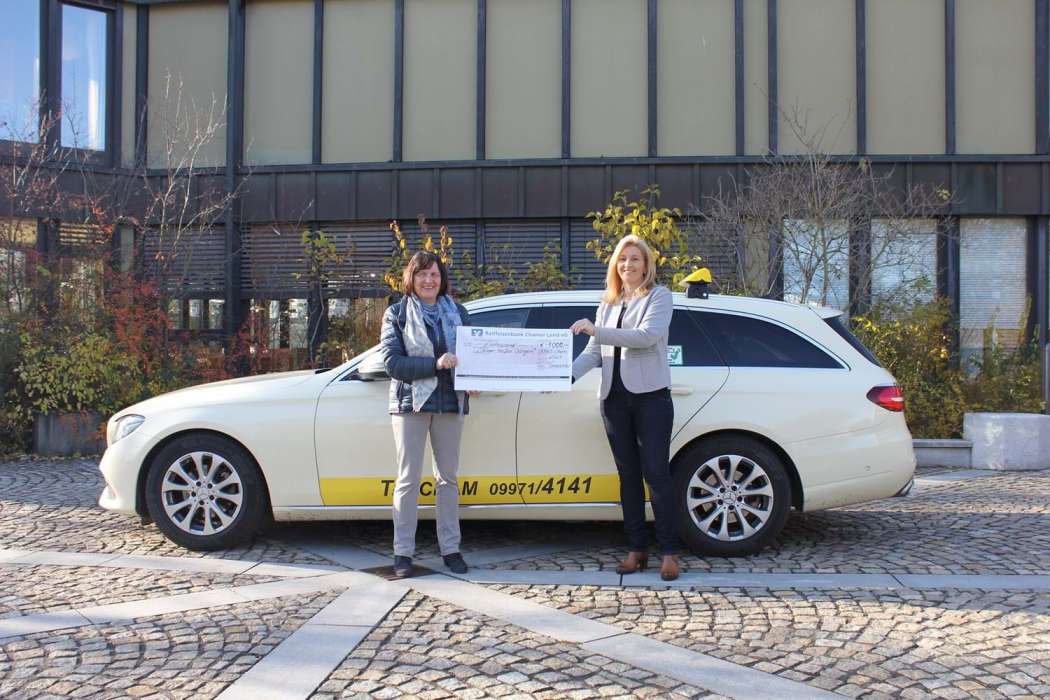 Andrea Löffler (l.), Schirmherrin der karitativen Aktion, nahm den Spendenscheck von Anita Panzer-Tomaschko entgegen. (Foto: Landratsamt Cham)