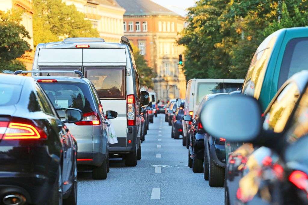 Fossil Fahren könnte bald (etwas) teurer werden: Die Koalition plant offenbar im Zuge der Haushaltsberatungen eine Anhebung des CO2-Preises. | Foto: AdobeStock