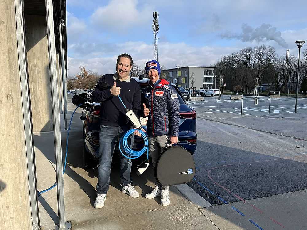 NRGkick gewinnt Skisprung-Weltmeister Stefan Kraft als Markenbotschafter. v.l.n.r.: Dietmar Niederl (GF DiniTech GmbH), Stefan Kraft (ÖSV Skispringer). (Foto: NRGkick)