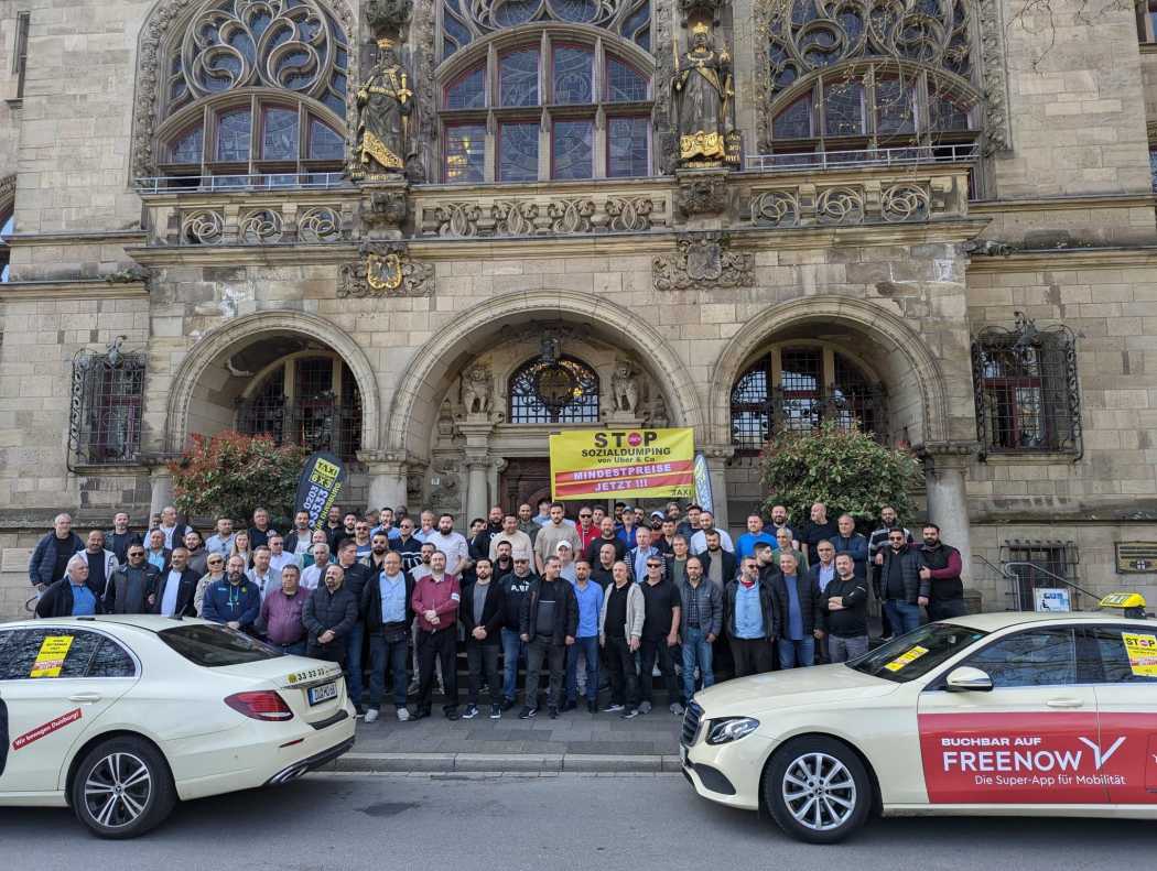Aşağıda protesto, yukarıda belediye meclis salonunda siyasetçiler toplandı. Yine de, en azından yukarıda asgari fiyatların getirilmesi konusunda anlaşmaya varıldı - ancak: bu biraz zaman alacak.| Foto: T. Kanzler