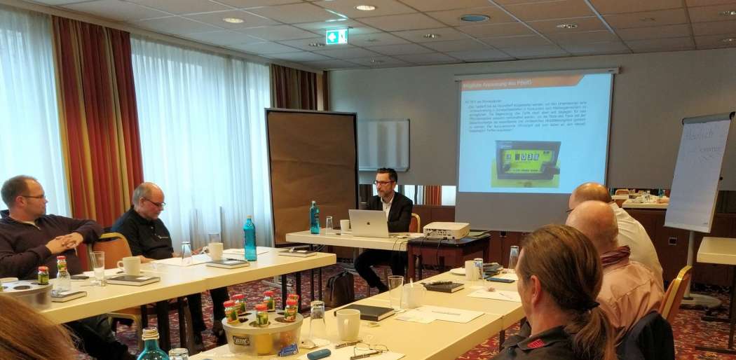 Dieses Mal traf sich die Gruppe in einem modernen Tagungsraum. (Foto: Christian Linz)