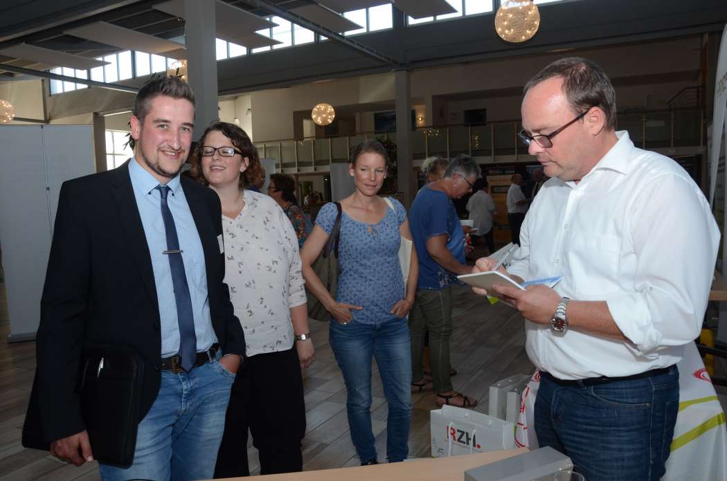 Holger Kampmann von MPC-Software (r.) sprach unter anderem mit Robert Sander (v.l.) und Anna Lorenz von Taxi Grupe aus Bad Grund. (Foto: Dietmar Fund)
