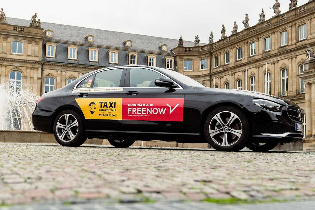 Die Zusammenarbeit von FREENOW und TAZ ist auch erkennbar an der neuen Folierung - es wird für Telefonnummer und App geworben.| Foto: FREENOW
