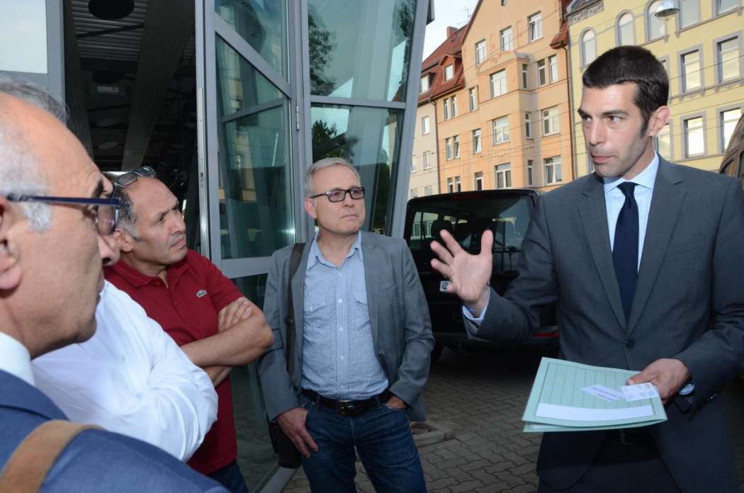 Kämmerer Dr. Axel von der Ohe (r.) stellte sich auch in der geselligen Runde zum Abschluss noch den Fragen der Taxiunternehmer. (Foto: Dietmar Fund)