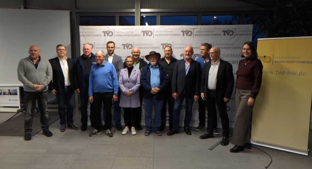 Von links nach rechts. Thomas Laschuk, Klaus Flad, Roland Engelfried, Uwe Schwarzenberg, Moritz Spindler, Andrea Spieß, Athanasios Mylonas, Kurt Leutgeb, Martin Steiner, Reiner Bitterwolf, Andreas Birlinger, Wolfgang Prahn und neu in den Vorstand gewählt Nadiya Misko.| Foto: T. Kanzler
