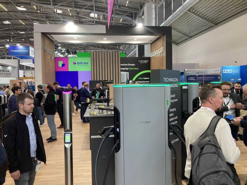 Klare Ansage: man teilte sich den Stand wieder mit dem Bezahlanbieter GLS und stellte die neuen DC-Säulen in den Vordergrund. | Foto: G. Soller