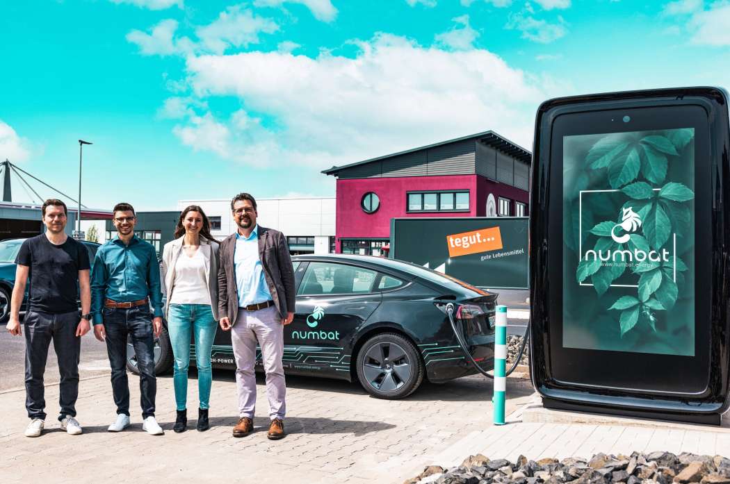 Strahlende Gesichter bei der Inbetriebnahme der Schnelladepunkte auf dem Parkplatz des tegut… Supermarktes in Dipperz (von links): Christian Günther (Abteilungsleiter Energiemanagement tegut…), Julius Antonoff (Projektleiter Ladeinfrastruktur tegut…), Carolin Smarzoch (Projektleiterin bei Numbat) und Dr. Christian Mörken (Senior Communications Manager bei Numbat). | Foto: tegut.../Robert Groß 