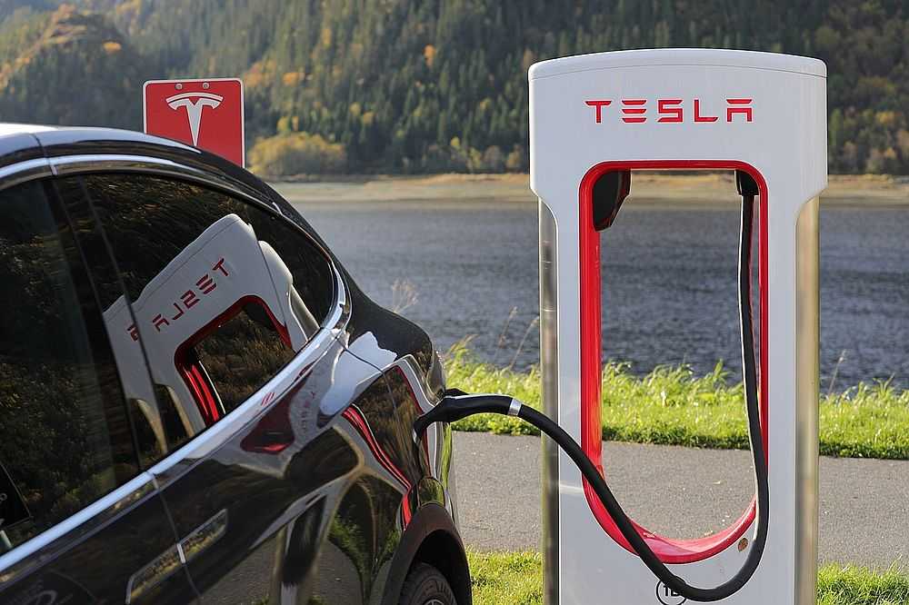 Presse: Elektroautobauer Tesla streicht in Flaute mehr als zehn Prozent der Jobs. (Foto: Blomst/pixabay)