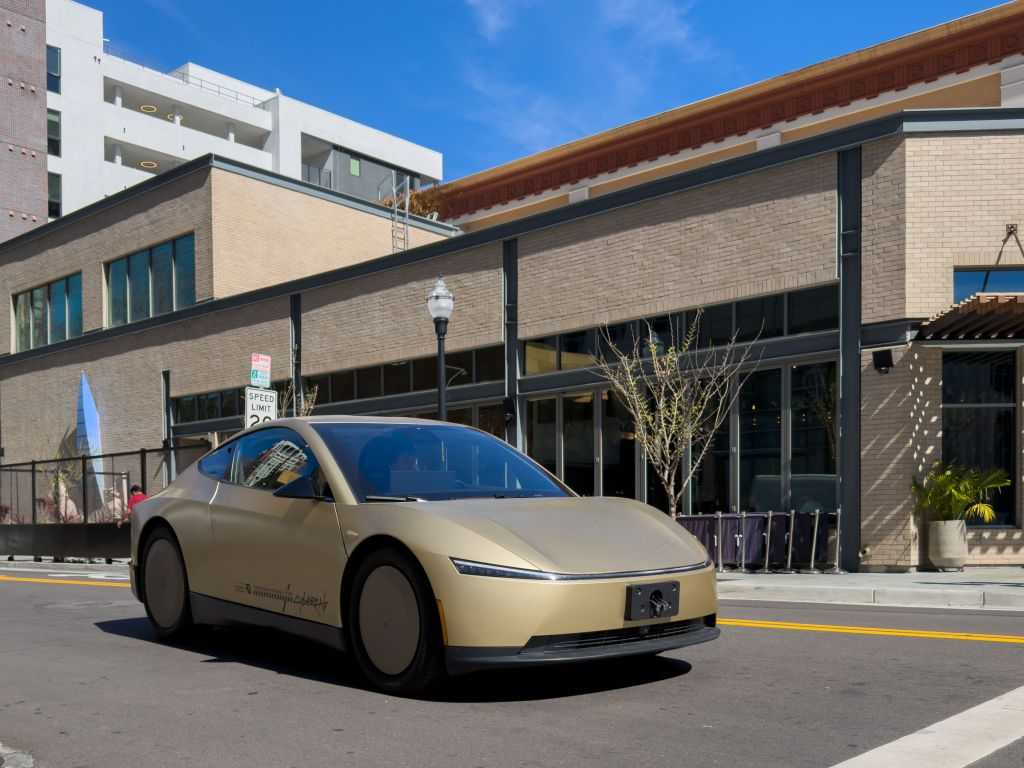 Macht Ärger mit den Behörden: Teslas autonomes Robotaxi namens Cybercab. | Foto: dpa/Andrej Sokolow