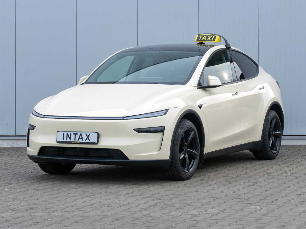 Das aktuelle Tesla Model Y kann bei INTAX wieder mit einer Taxi-Ausstattung versehen werden. | Foto: intax.de