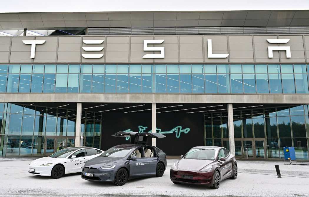 Tesla-Modelle stehen vor dem Werk in Grünheide.| Foto: Patrick Pleul, dpa