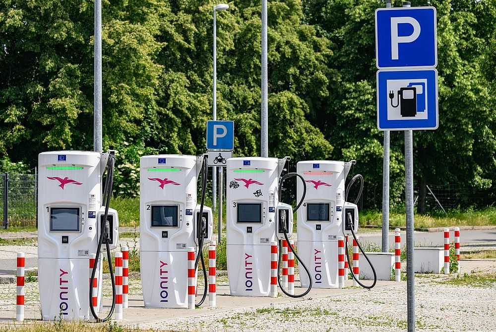 Ladestationen für Elektroautos stehen an der Autobahn-Raststätte "Dresdner Tor" bereit. (Foto: Robert Michael/dpa)