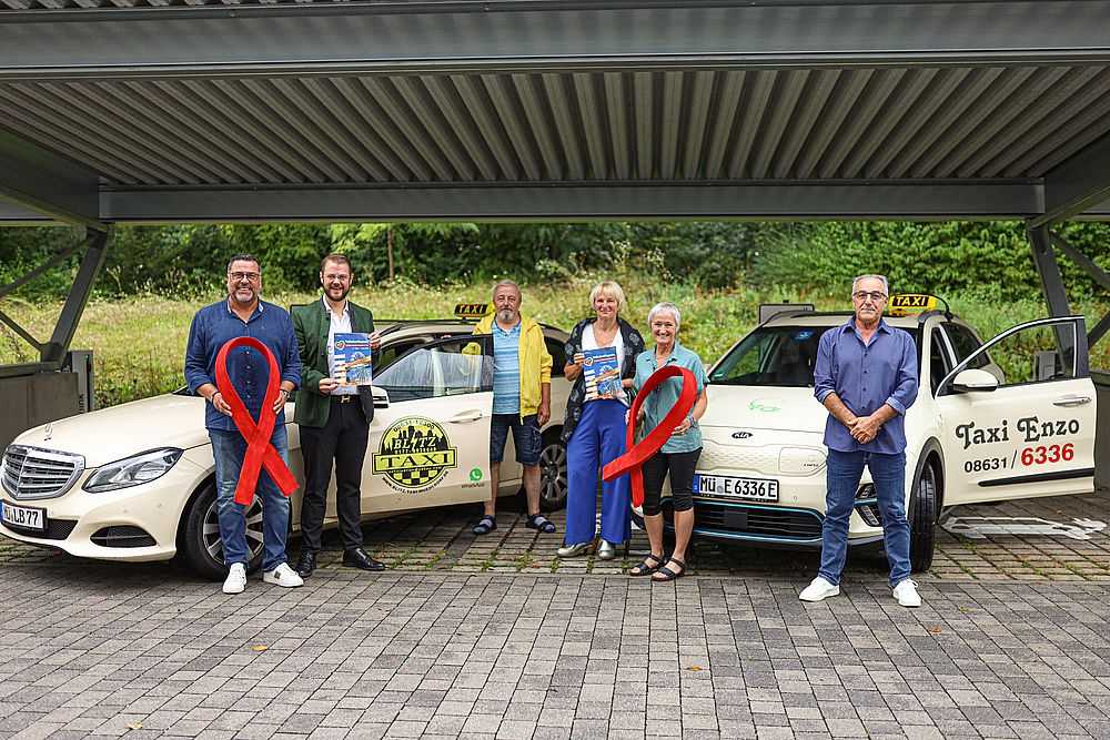 Walter Gruber, Leiter Kulturamt und Volksfestorganisator; Bürgermeister Michael Hetzl; Adrian Zahud, Blitz Taxi Mühldorf; Andrea Bonakdar, stellvertretende Leitung Gesundheitsamt Mühldorf; Carola John-Hofmann, Sozialpädagogin Gesundheitsamt; Vincenzo Ciarletta, Taxi Enzo Mühldorf. (Foto: Pressestelle Landratsamt Mühldorf a. Inn)