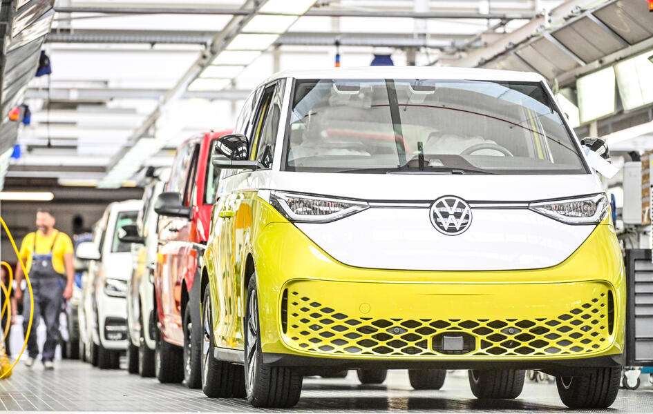Läuft und läuft: Der ID. Buzz trifft offenbar einen Nerv bei der Kundschaft und sorgt für überhaupt nennenswerten Absatz von E-Fahrzeugen bei der Marke. | Foto: VWN