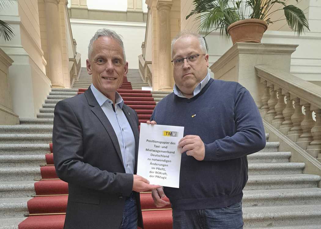 TMV Başkanı Thomas Kroker (sağda) ile Tino Schopf; Tino Schopf, geçmiş seçim döneminde Berlin Eyaleti Milletvekilleri Meclisi'ndeki SPD grubunun Ulaşım ve Mobilite Sözcüsüydü. | Fotoğraf: TMV