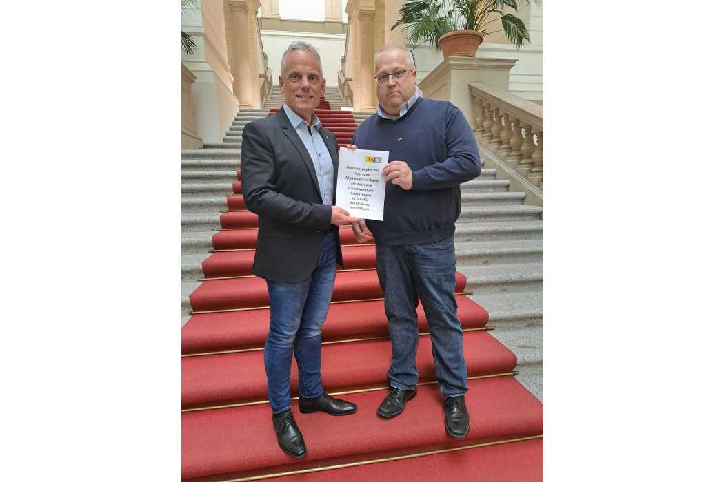 TMV-Präsident Thomas Kroker (re.) mit Tino Schopf, der in der vergangenen Wahlperiode Sprecher für Verkehr und Mobilität der SPD-Fraktion im Berliner Abgeordnetenhaus war. | Foto: TMV