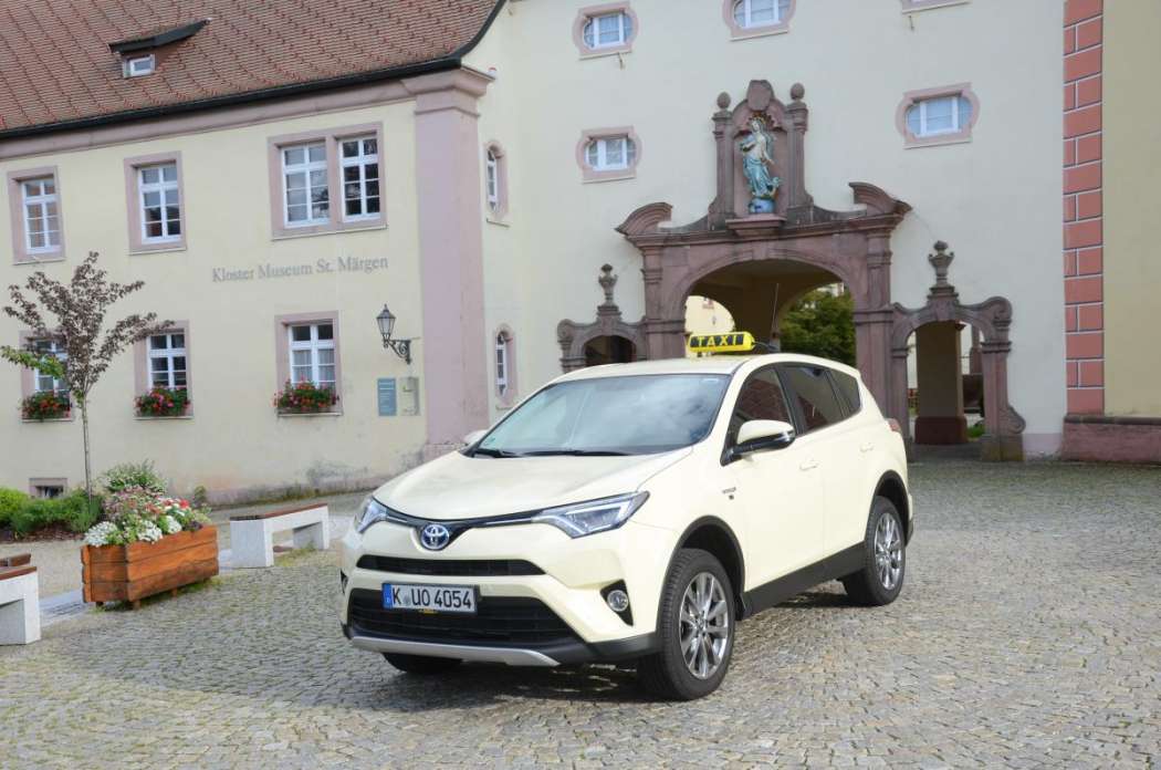 Der RAV4 Hybrid, den es seit kurzem auch als Taxi gibt, kommt bei den Kunden offenbar sehr gut an. (Foto: Dietmar Fund)