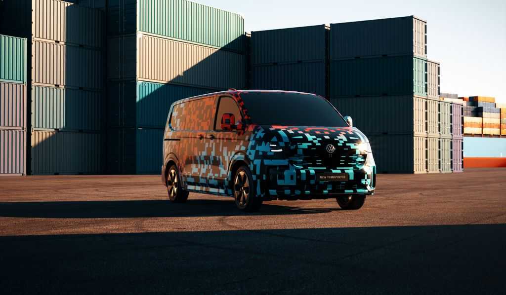Trotz Camouflage erkennt man schon auch den Ford im VW, der neue Transporter wirkt etwas hochhackig, ist breiter und länger als man vom Hersteller gewohnt ist. | Foto: VWN