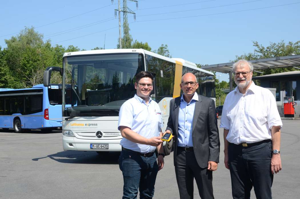 Matthias Fay (v.l.) und Nico Schoenecker von Autobus Oberbayern finden, dass der Taxi-Butler von Peter Moen die Taxi-Bestellung für die „letzte Meile“ stark vereinfacht.