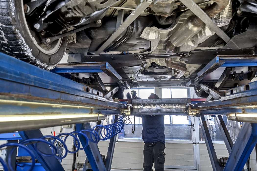 Verpflichtend hin oder her - es lohnt sich in jedem Fall, die Werkstatt aufzusuchen, denn bei auftretenden Folgeschäden kann sich eine nicht durchgeführte Reparatur negativ auf eine eventuell vorhandene Fahrzeuggarantie oder Kulanzleistung auswirken. (Symbolbild: Pixabay)