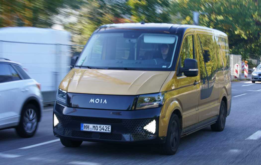 Ein Sammeltaxi von Moia auf einer Hamburger Straße. (Foto: Marcus Brandt/dpa)