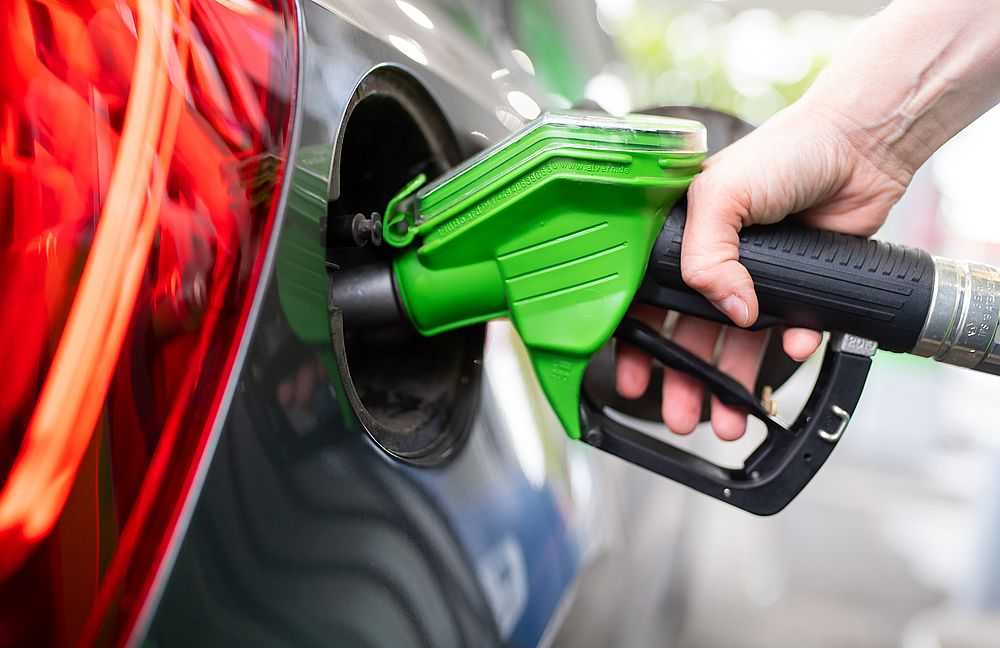 Bayern, München: Eine Frau hält an einer Tankstelle an einer Zapfsäule eine Zapfpistole in der Hand und betankt ein Auto. (Foto: Sven Hoppe/dpa)