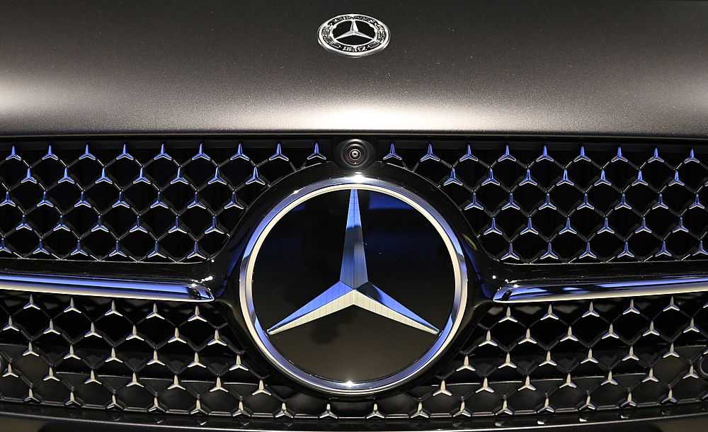 Stuttgart: Ein Logo des Autzomobilherstellers Mercedes-Benz ist an der Front eines Mercedes-Benz CLE Coupes angebracht. (Foto: Bernd Weißbrod/dpa)