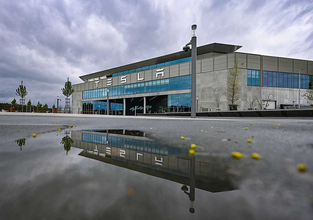 Dunkle Wolken ziehen über das Werk der Tesla-Autofabrik. Der angekündigte Personalabbau bei Tesla trifft auch das einzige europäische Werk bei Berlin. Details bleiben unklar. Es sollen aber weit weniger als 3000 Stellen betroffen sein. (Foto: Patrick Pleul/dpa)
