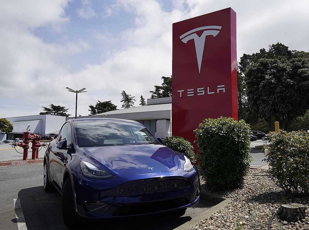 San Mateo: Ein Fahrzeug stehen vor einem Tesla-Autohandel in San Mateo, Kalifornien. Tesla will wegen schwacher Verkäufe weltweit mehr als jede zehnte Stelle im Unternehmen streichen. Das geht aus einer internen Mail von Tesla-Chef Musk hervor. (Foto: Li Jianguo/XinHua/dpa) 
