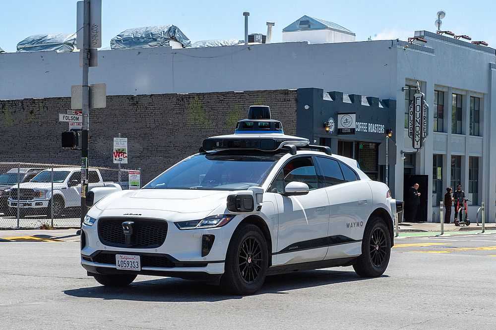 Ein selbstfahrendes Auto der Google-Schwesterfirma Waymo ist im Straßenverkehr von San Francisco unterwegs. (Foto: Andrej Sokolow/dpa)