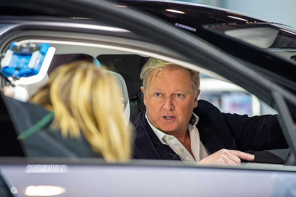 Der Gründer und Chef der Autofirma Fisker, Henrik Fisker, stellt auf der Technik-Messe CES das Elektrofahrzeug Ocean vor. (Foto: Andrej Sokolow/dpa)