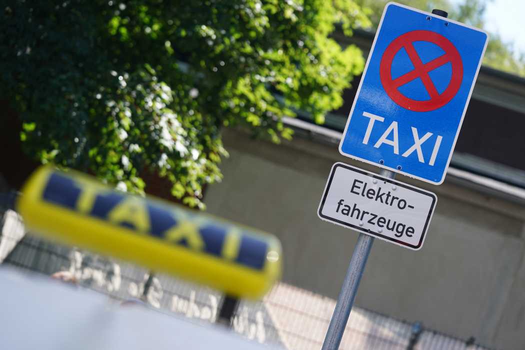 Sonderstellplatz für E-Taxis: In einigen Städten stehen bereits reservierte Lade- und Haltebereiche ausschließlich für elektrisch betriebene Taxis zur Verfügung – ein zentraler Baustein beim Umstieg auf klimafreundliche Mobilität im Taxigewerbe. | Foto: Marcus Brandt via dpa