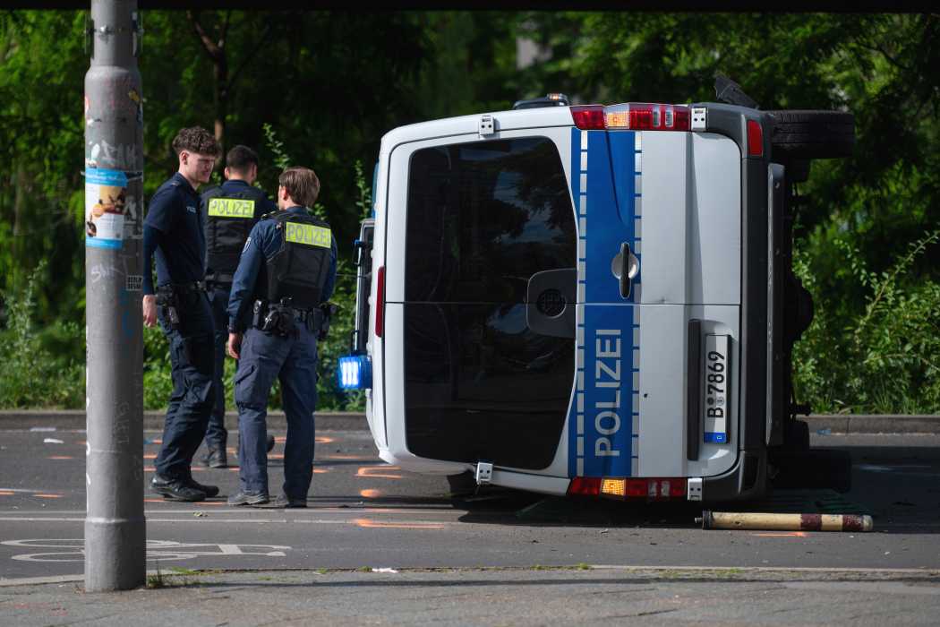 Nach dem Zusammenstoß lag der Mannschaftswagen der Berliner Polizei quer auf der Kreuzung Wilhelmstraße/Hallesches Ufer. | Foto: Christophe Gateau/dpa