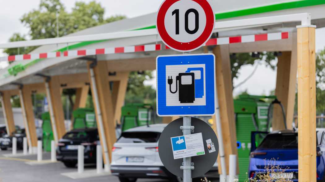 Elektroautos werden in einem Schnellladepark der Stadtwerke Düsseldorf geladen. | Foto: Rolf Vennenbernd/dpa
