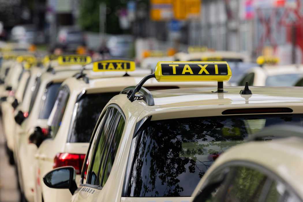 Digitale Buchung und transparente Fahrpreise beeinflussen laut einer Untersuchung die Verkehrsmittelwahl. Für das Taxigewerbe entsteht damit zusätzlicher Anpassungsdruck. | Foto: Rolf Vennenbernd/dpa