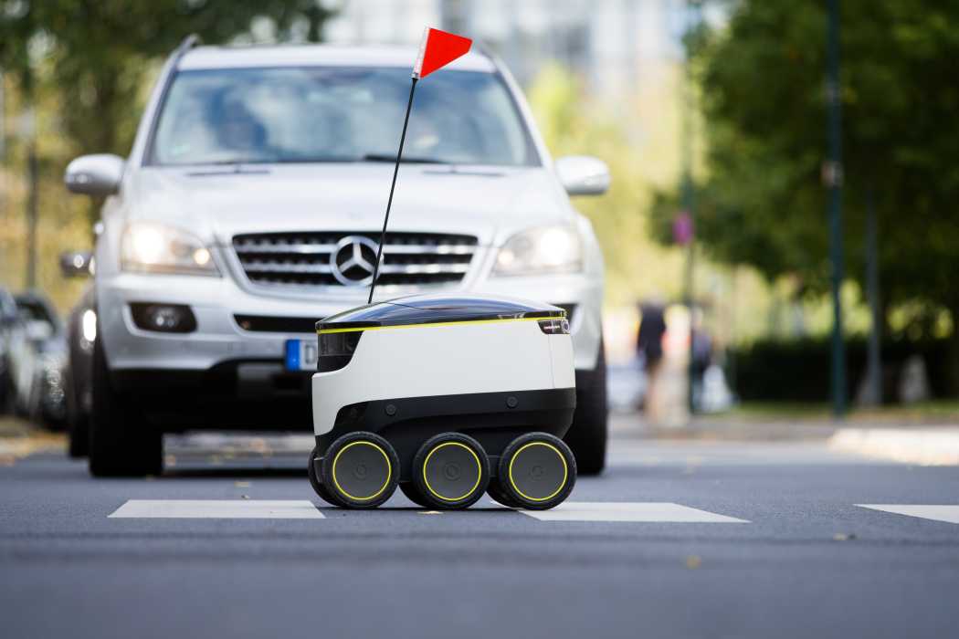 Ein Lieferroboter des Unternehmens Starship Technologies, wie er hier im Bild in Düsseldorf unterwegs ist, ist im estnischen Tallinn nach einem Unfall geflüchtet. (Foto: Rolf Vennenbernd/dpa)