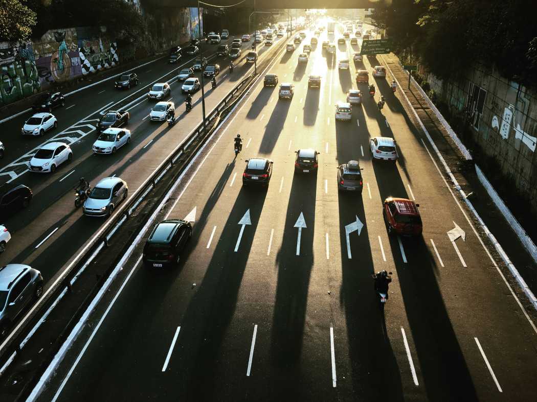 Der Autoverkehr wird in den Cities immer langsamer. | Victor Sanchez Berruezo/Unsplash