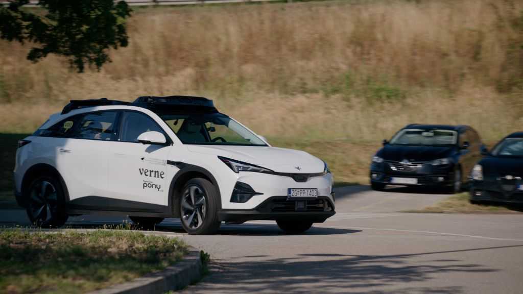 Verne überwacht die autonomen Fahrzeuge aus einer Leitstelle, greift nach Unternehmensangaben aber nicht per Fernsteuerung in die Fahrt ein. | Foto: Verne 