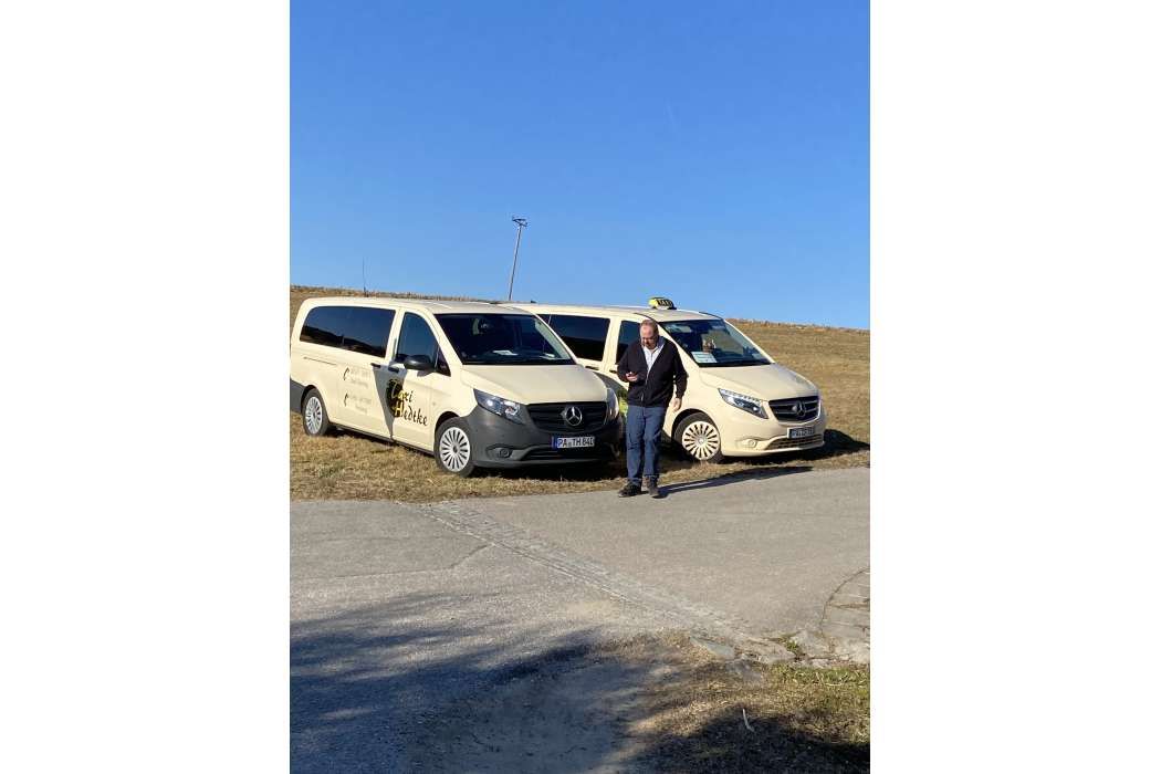 Die Großraumtaxis blieben bestuhlt, um auf der Rückfahrt Flüchtende mitnehmen zu können. (Fotos: Taxivereinigung Passauer Land)