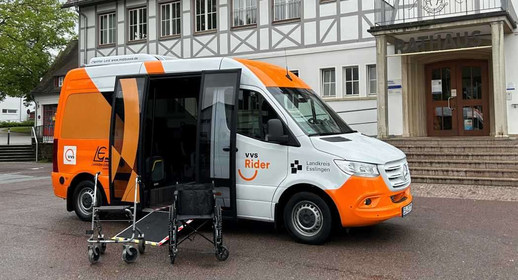 Um die angestrebte Mobilitätsgarantie im Ländle auch in Räumen und zu Zeiten schwacher Verkehrsnachfrage umzusetzen, sollen weiter verstärkt auch On-Demand-Angebote zum Einsatz kommen. Im Bild der barrierefreie VVS-Rider, der seit Kurzem vom Verkehrs- und Tarifverbund Stuttgart im Landkreis Esslingen eingesetzt wird. (Foto: VVS)