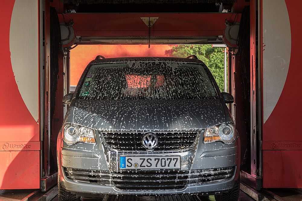 Fußmatte reinigen mit Klobürste und Bohrmaschine - zahlreiche Lifehacks wie diese versprechen Hilfe bei der Reinigung des Autos. (Symbolfoto: beejees/pixabay)