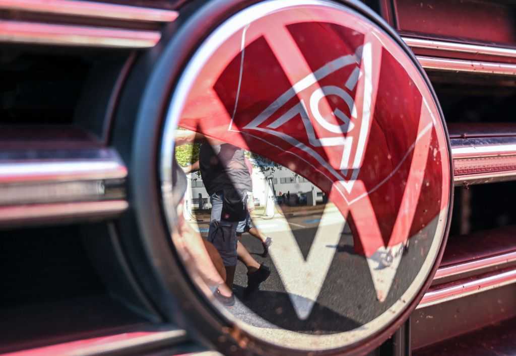 Eskalasyon belirtileri: Neredeyse tüm toplu iş sözleşmelerinin feshedilmesinin ardından VW için yoğun bir sonbahar kapıda. IG Metall bayrağı, Zwickau'daki Elektro-Werk'in önünde bir VW logosunda yansıyor. | Fotoğraf: dpa/Hendrik Schmidt