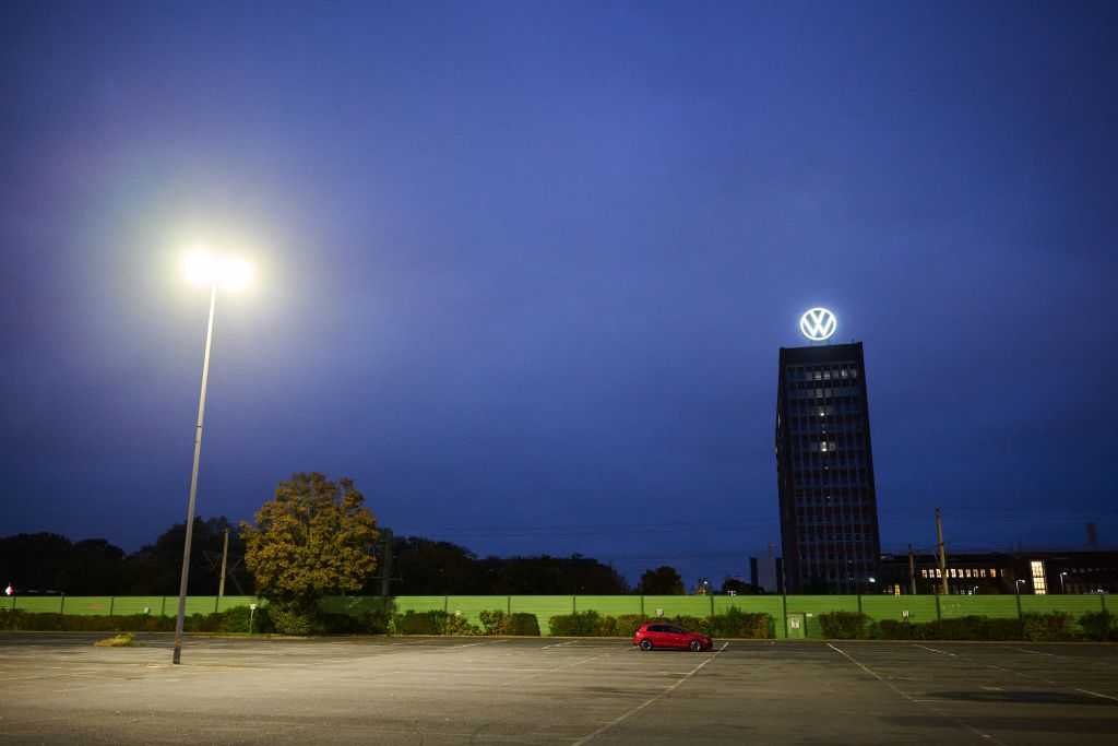 Wolfsburg'ta Açık-Koyu Kontrastı: Elektrikli arabalar bu kadar sevindirici biçimde hızla büyürken, VW'de kar marjı düşüyor. | Foto: dpa/Julian Stratenschulte