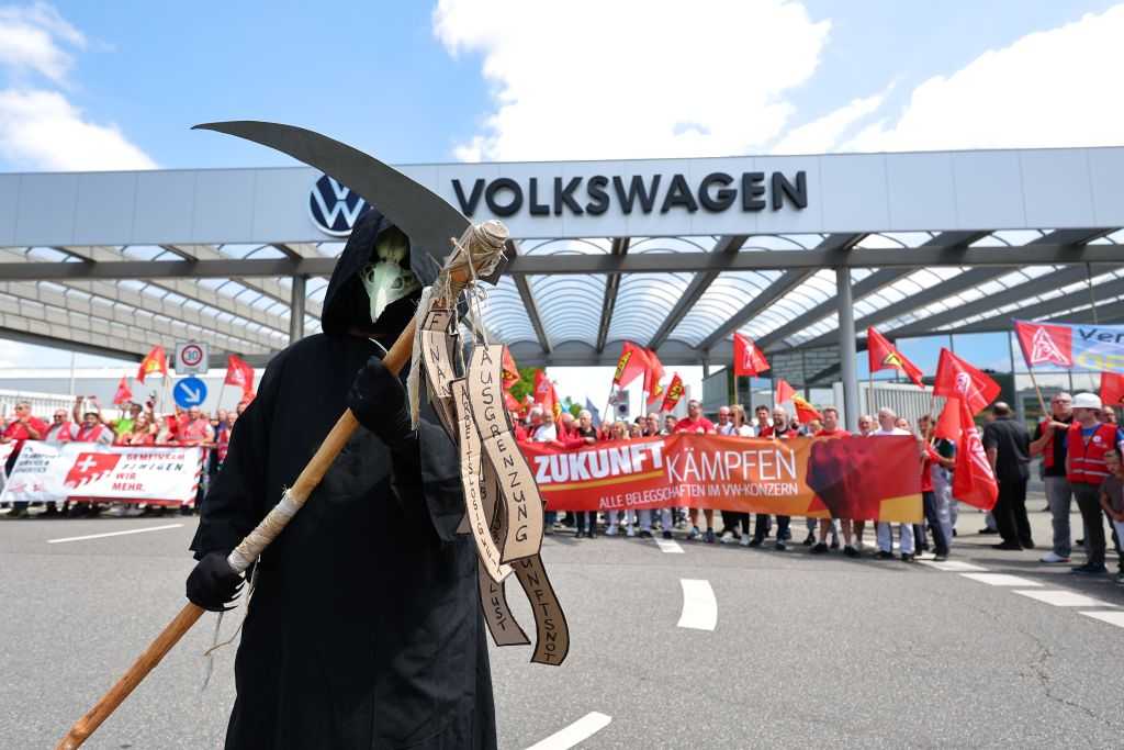 Im VW-Werk Zwickau bangen die Mitarbeitenden um ihre Jobs, was sie beim jüngsten Protesttag teils drastisch zum Ausdruck brachten. | Foto: dpa/Jan Woitas