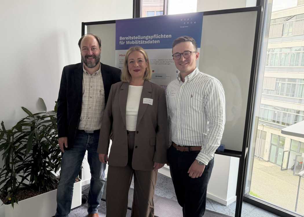 Sascha Waltemate (VSPV), Isabell Frisch (NRW.MOBIDROM GmbH) und Tobias Schiestel (MUNV NRW) beim Tag der offenen Tür des MOBIDROM (v. l. n. r.).| Foto: VSPV