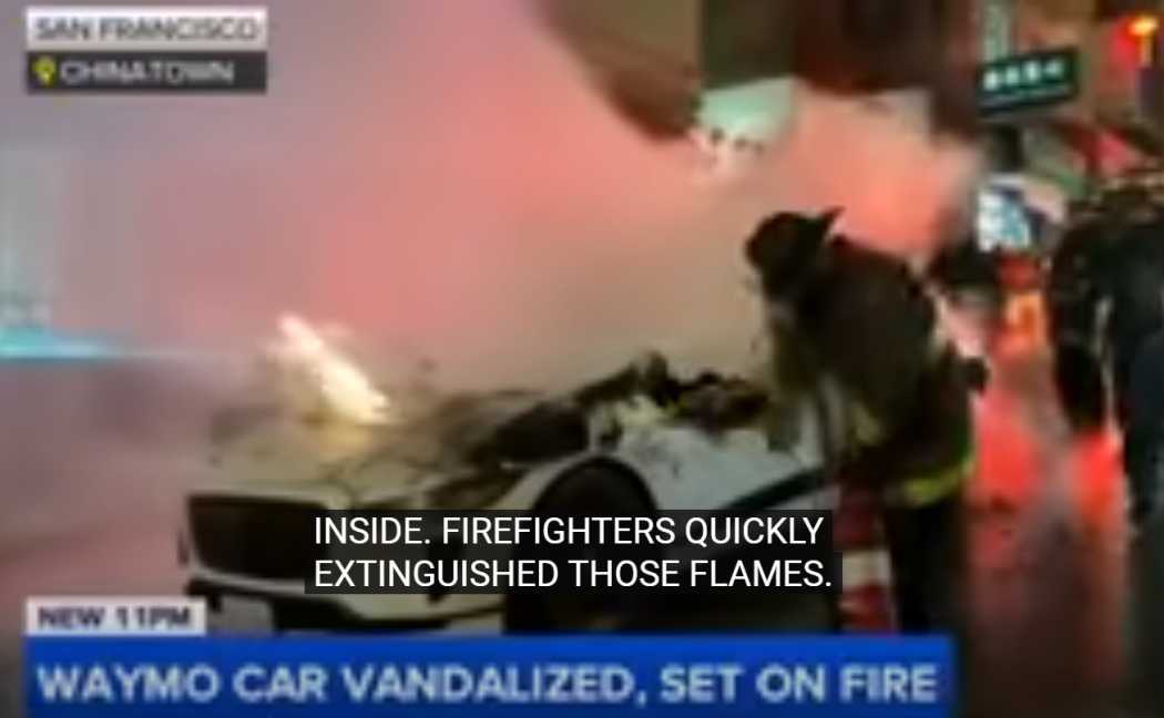 In Chinatown wurde das autonome Taxi Opfer von Vandalen.| Foto: Screenshot Youtube