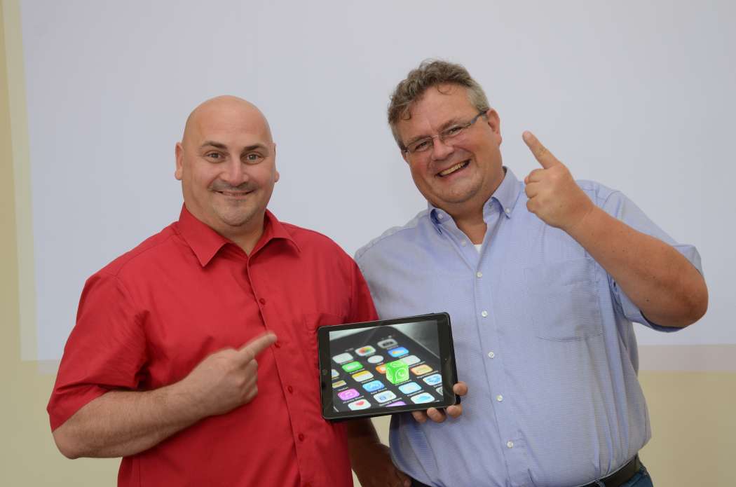 Mario Landgraf (l.) und Karsten Mai raten dringend von WhatsApp und ähnlichen Messengerdiensten ab. (Foto: Dietmar Fund)
