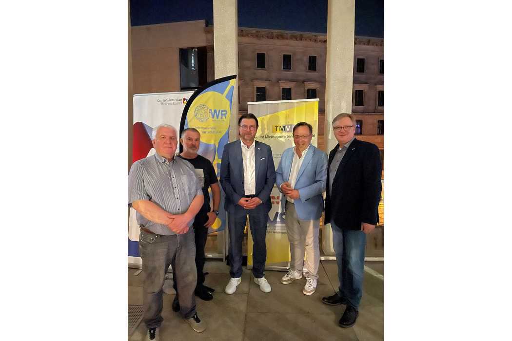 Leszek Nadolski, Vorsitzender der Taxi-Innung Berlin; Miroslaw Jurenz, Mitglied im Vorstand der Taxi-Innung Berlin; Tino Barth, Vorstandsvorsitzender des IWR und der Allianz der Verbände; Patrick Meinhardt, Hauptgeschäftsführer des TMV; Jörg Füchtenschnieder, Vorsitzender des VSPV und Vizepräsident des TMV. (Foto: TMV)