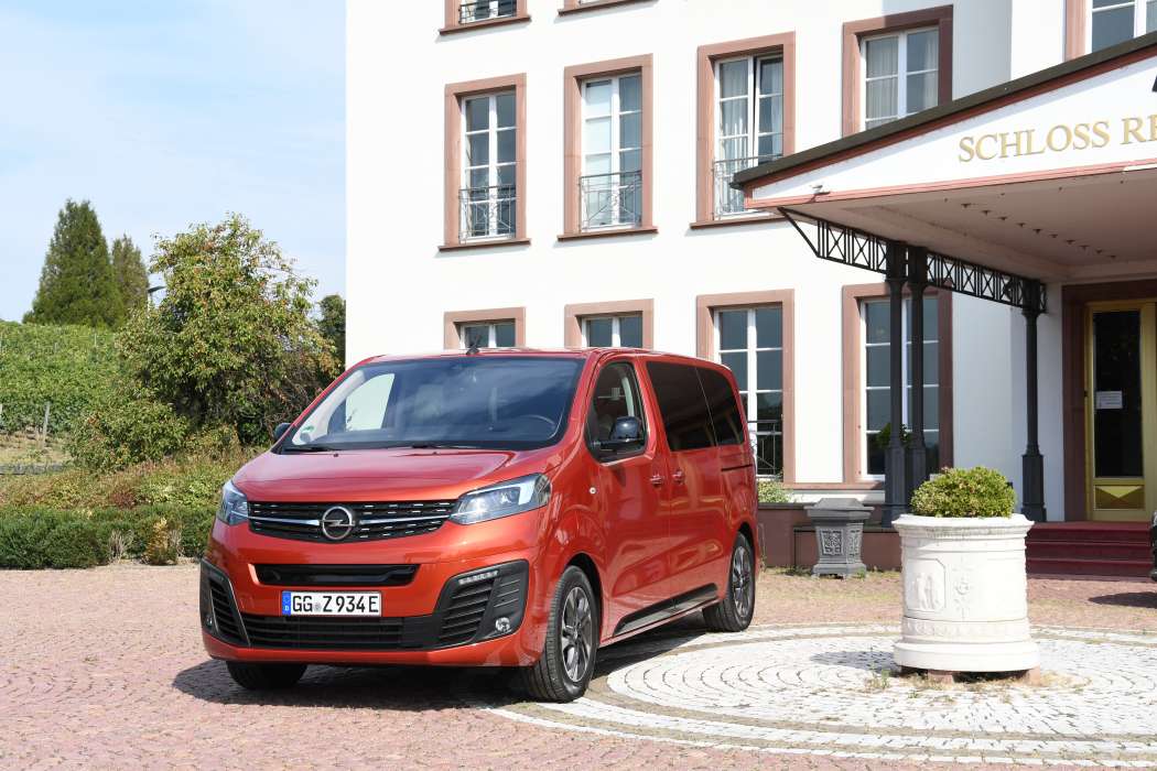 Der Opel Zafira-e Life hat serienmäßig den für Taxis und Mietwagen wichtigen Schnellladeanschluss. (Foto: Dietmar Fund)