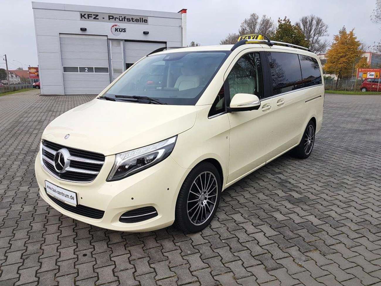 Die Alufelgen an dieser V-Klasse zeigen, dass in erster Linie hochwertige Gebrauchte zum Taxi umgerüstet werden. Bild: Taxi-Zentrum Brandenburg